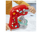 Een kind speelt met een rode Play-Doh-mixer.