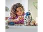 Een kind bouwt een LEGO Star Wars R2-D2 droid.