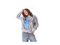 Vrouw in een grijs sweatshirt met Stitch-print en jeans.