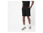 Man draagt ​​zwarte shorts en witte sneakers.