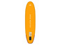 Een oranje opblaasbaar paddleboard van Aqua Marina.