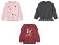 Drie meisjes sweaters: roze met bloemen, donkergrijs met een bloemetjes zoom en bordeauxrood met een hert.