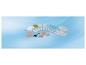 EHBO-kit met verband, pleisters, handschoenen, maskers en schaar op blauwe achtergrond.