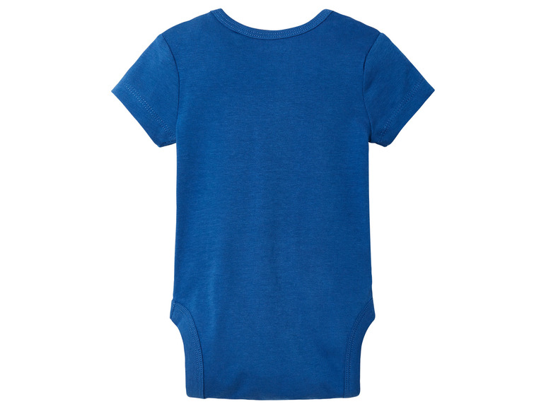 Een blauwe baby romper met korte mouwen.