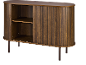 Houten ovaal dressoir met lamellen schuifdeuren en interne planken op vier poten.