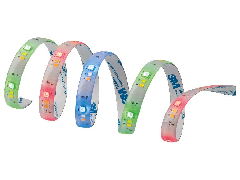 Kleurrijke LED-strips met 3M-lijm, opgerold, op een witte achtergrond.