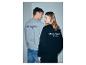 Twee personen in grijze en zwarte sweatshirts met 'STRENESSE BLUE' tekst op de rug.