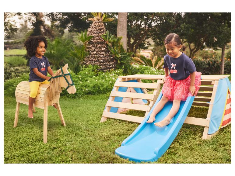 Twee kinderen spelen buiten met een houten hobbelpaard en een houten speeltoestel met glijbaan.