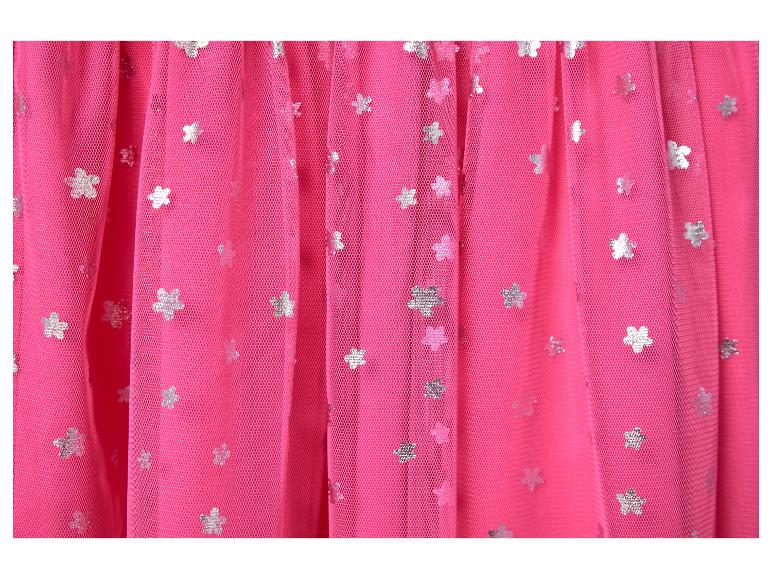 Close-up van een levendige roze tule stof met glinsterende zilveren sterpatronen.