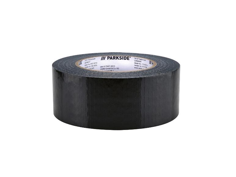 Rol zwarte ducttape met witte tekst bovenaan.