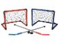 Vloerhockeyspel met twee doelen, twee sticks en een puck.