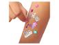 Hand plakt glitterstickers en edelstenen op arm