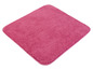 Een roze badmat met een zachte textuur.