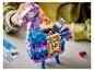 Een persoon assembleert een LEGO Fortnite Llama figuur, met een schat in de hand.