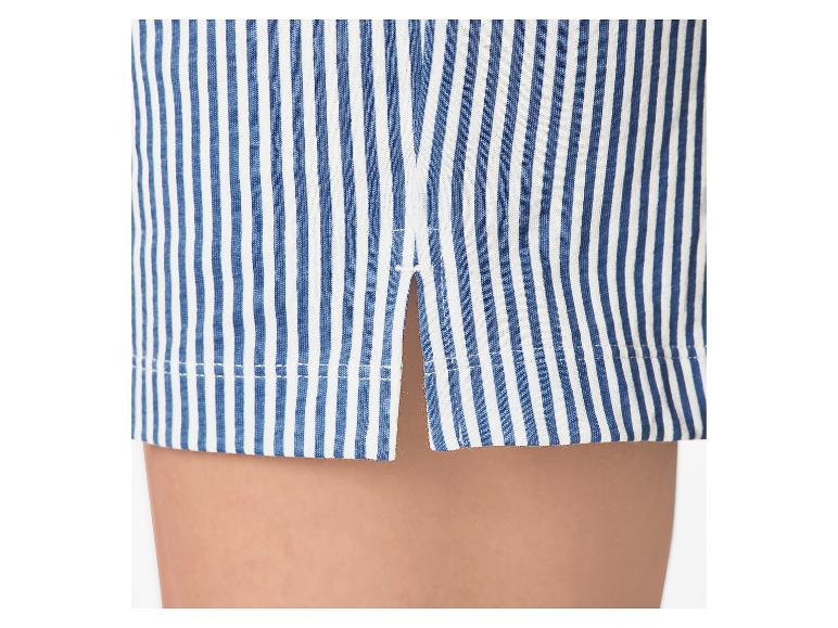 Close-up van blauw-wit gestreepte shorts met een kleine zijsplit.