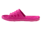Roze plastic slippers, geïsoleerd op een zwarte achtergrond.