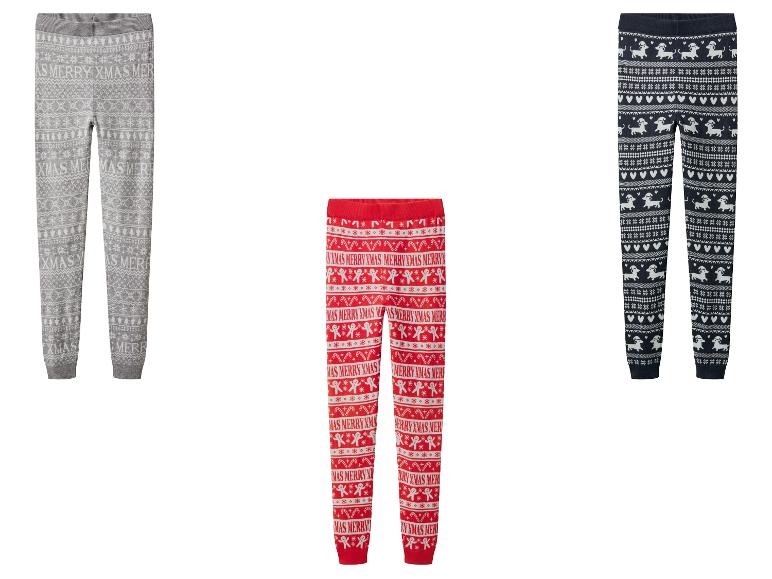 Drie paar kerstleggings met feestelijke patronen, waaronder rendieren, peperkoekmannetjes en berichten.