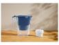 Waterfilterkan met een blauw deksel en een wit vervangingsfilter op een houten ondergrond.