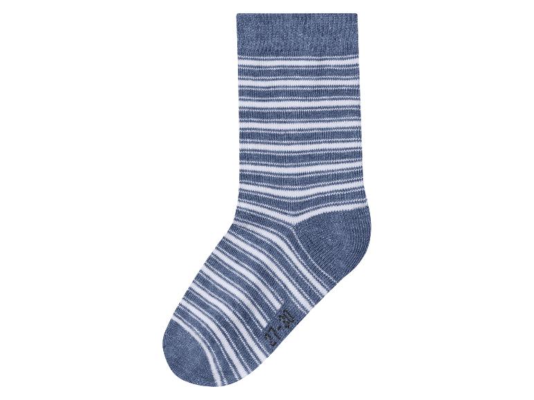 Gestreepte blauw-witte sok met maatindicatie 27-30.