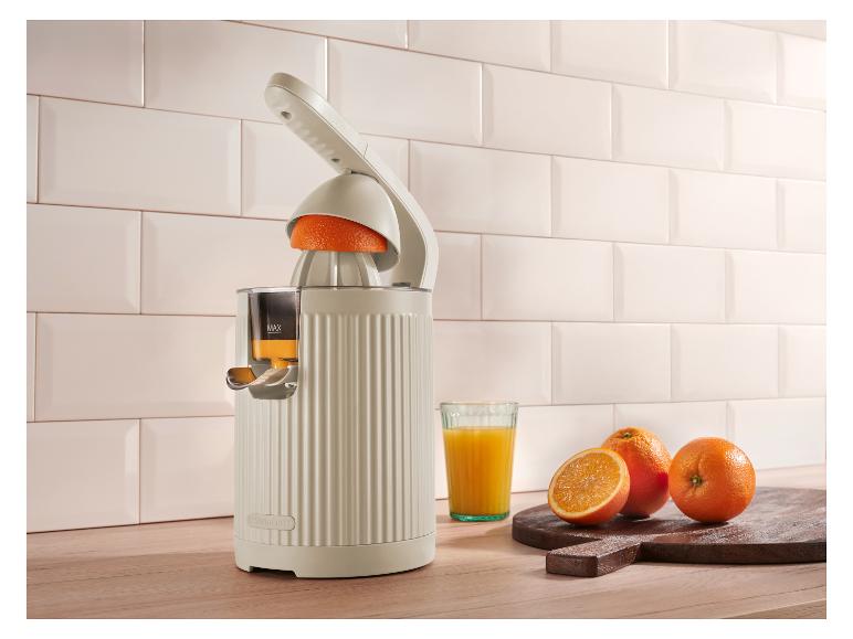 Crèmekleurige Silvercrest citruspers met sinaasappels en sinaasappelsap.