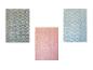 Drie tapijten met een geometrisch patroon in grijs, roze en blauw.