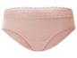 Een roze onderbroek met kant.