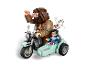 Lego Harry Potter: Hagrid en Harry op een motor met zijspan, met Hedwig erboven vliegend.