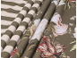 Stof met strepen en bloemenpatroon in kaki en beige tinten.