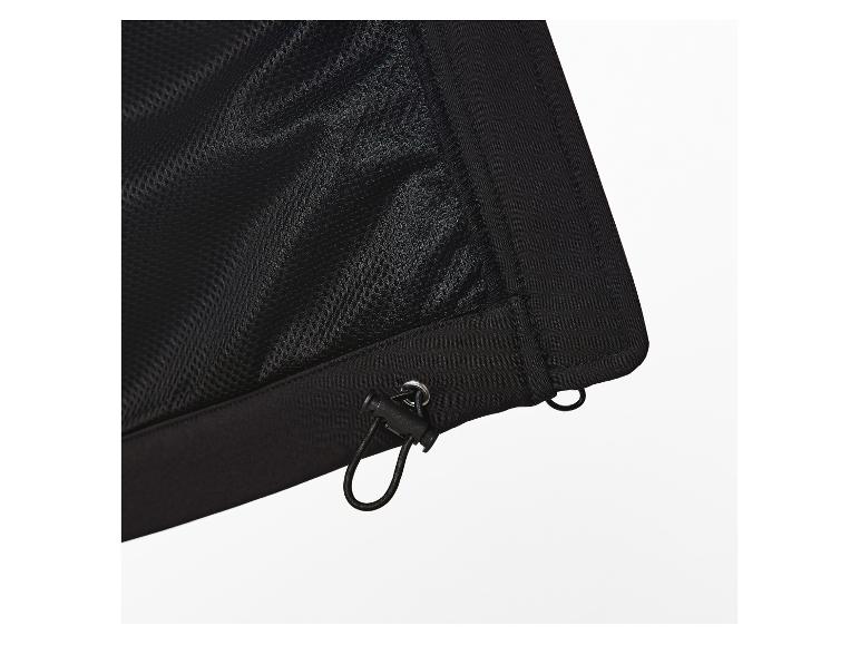 Close-up van zwarte mesh-stof met trekkoord en koordstopper.