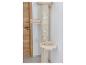 Beige krabpaal met meerdere platforms en knusse mandjes, naast een houten deur.