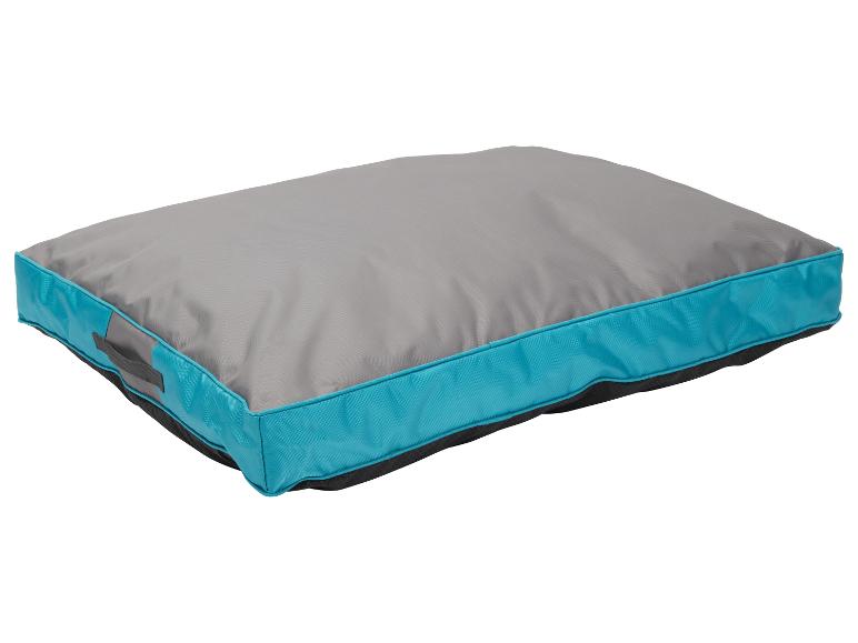 Grijs en turquoise hondenkussen.