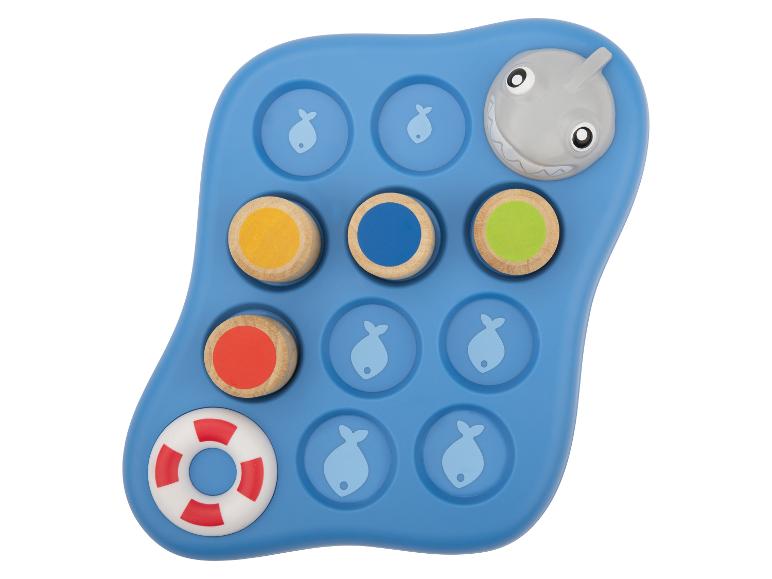 Blauw visspel met gekleurde stukken en een haaienfiguur