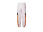 Witte trainingsbroek met oranje en zwarte strepen.