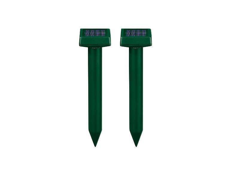 Twee groene, op zonne-energie werkende insectenverjagers.