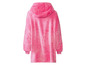Een roze hoodie met lange mouwen.