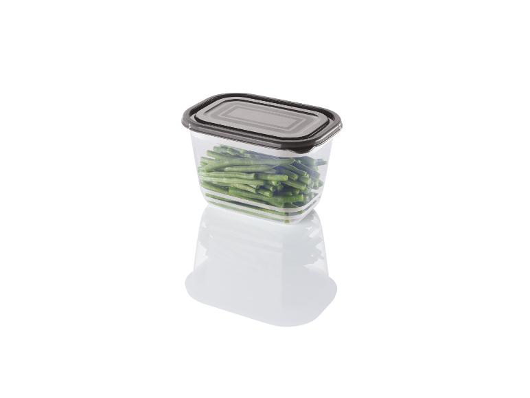 Een doorzichtige plastic bewaardoos met groene bonen en een donkergrijze deksel.