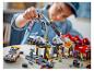 Een jongen speelt met een LEGO City autogarageset, inclusief auto's en minifiguren.