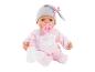 Babypop in roze kleding met muts, speen en flesje.