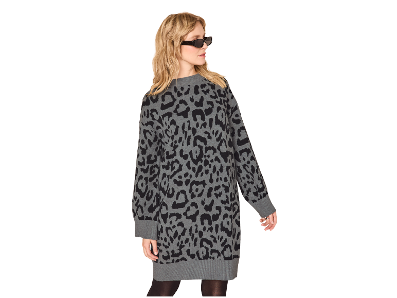 Vrouw in grijs-zwart luipaardprint trui-jurk, met zonnebril.