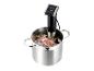 Sous vide apparaat in een pan met water en vacuüm verpakt vlees.