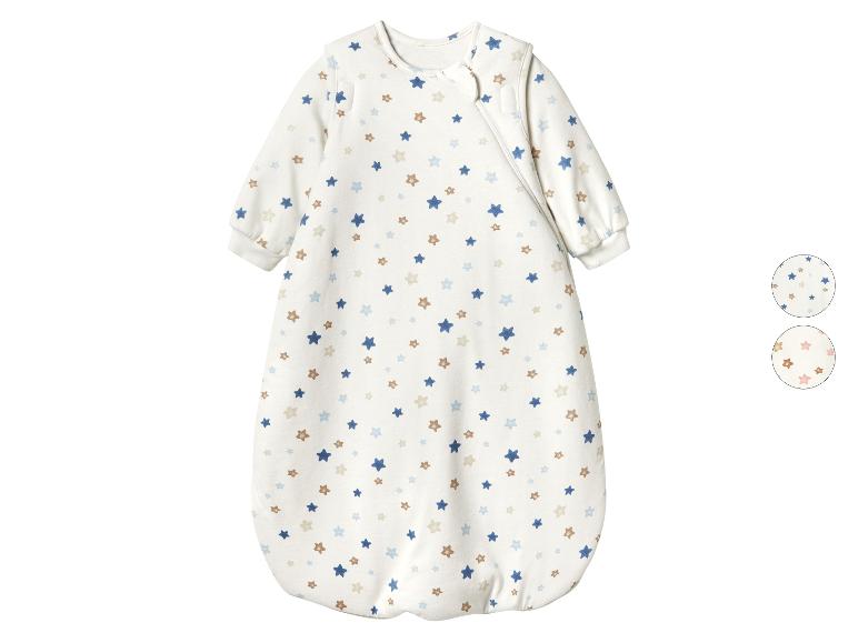Babyslaapzak met sterrenprint en ritssluiting aan de zijkant.