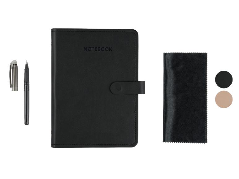 Zwart leren notitieboek, pen en reinigingsdoekje.