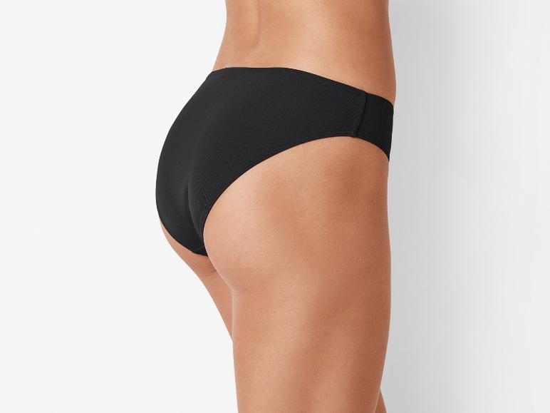 Klassieke zwarte slip, zijaanzicht.