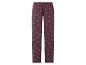 Pruimkleurige pyjamabroek met roze hartjespatroon.