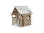 Houten speelhuisje met kleine veranda, boograam met luiken en poortje