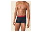 Man met donkerblauwe boxershorts en rode tailleband.