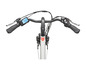 Het stuur van een witte Ananda e-bike met Shimano Nexus versnellingen.