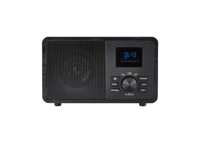 Zwarte digitale radio met scherm dat tijd en zenderinformatie weergeeft.