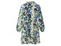Een lange, crèmekleurige jurk met blauwe en groene bloemenprint.