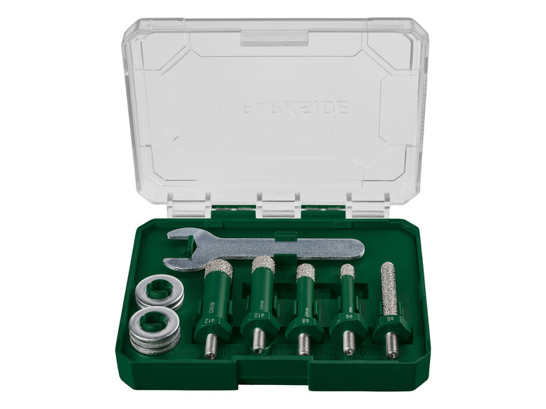 Een set diamantboren met een sleutel en verlengstukken in een groene koffer.